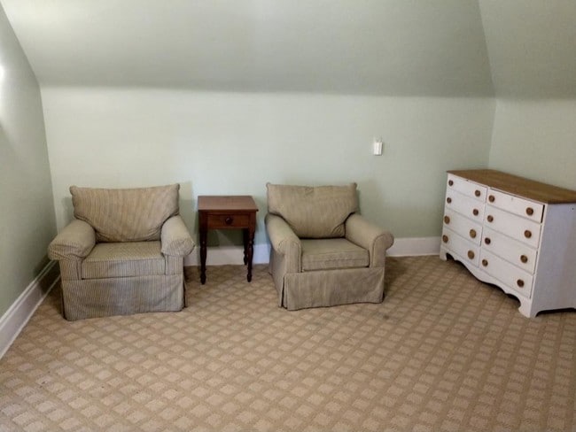Large bedroom - 1528 Quarrier St Unit 1528 Quarrier Garage Apt.