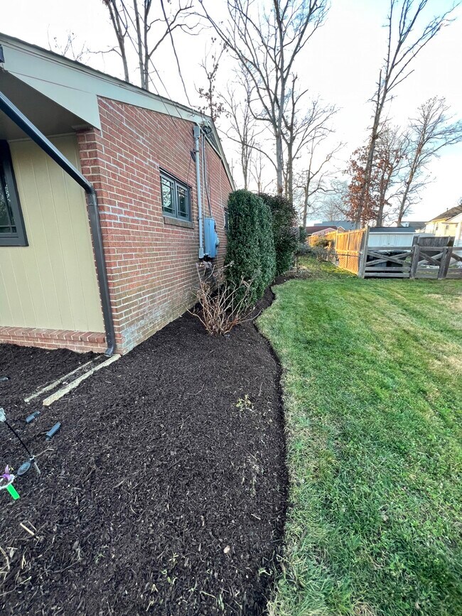 Right Side, beautiful flower beds (winterized) - 6822 Jerome St