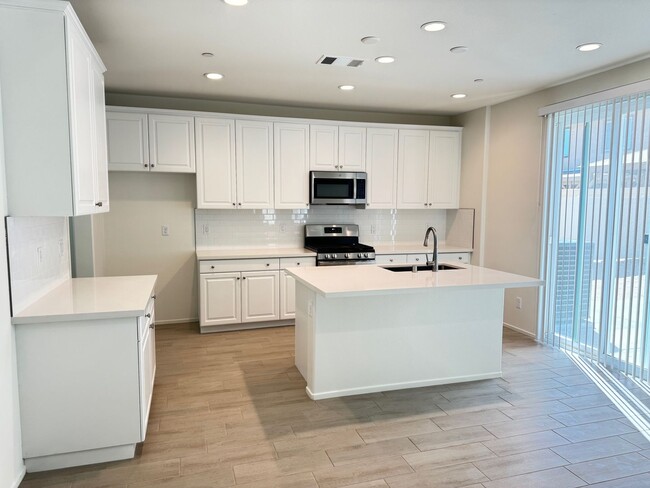 Building Photo - Newly built 5 + 3 With Solar! $3900/Month Rental