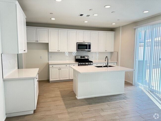 Building Photo - Newly built 5 + 3 With Solar! $3900/Month Rental