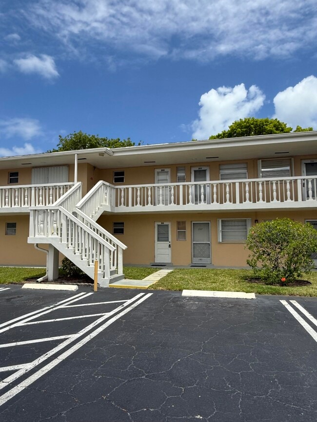 Building Photo - 2213 NE 1st Ct Unit 203 Rental