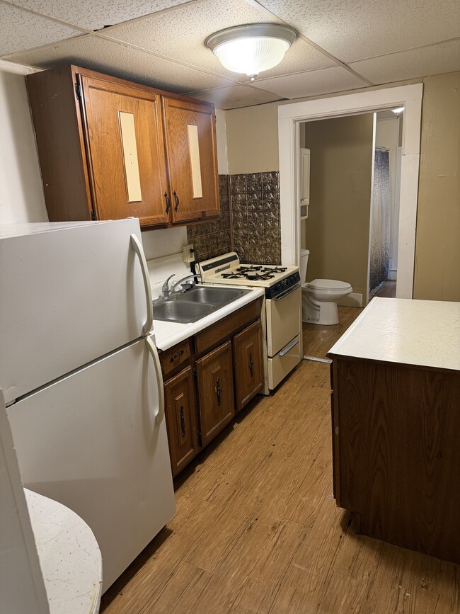 Building Photo - 2100 Pershing Blvd Unit 3