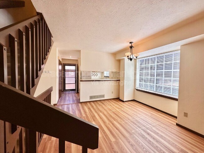 Photo - 715 Julian Cir