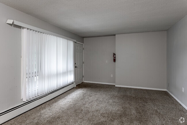 3BR, 1BA - 800SF - Living Room - Suite Liv'N - Willmar