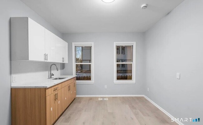 Photo - 303 Poplar St