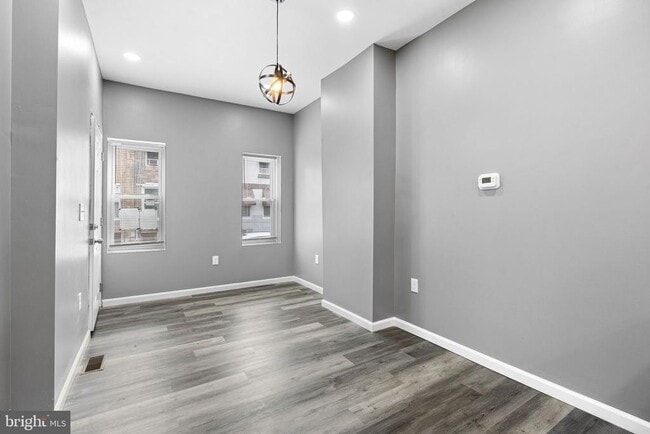 Building Photo - 2550 N 12th St Unit 1ST FLOOR