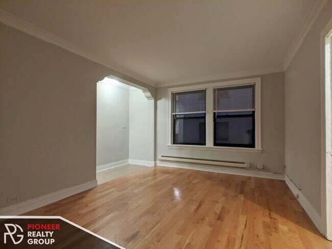Photo - 429 W Roscoe St