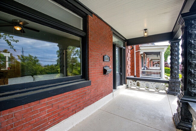 Building Photo - 734 E 10th St