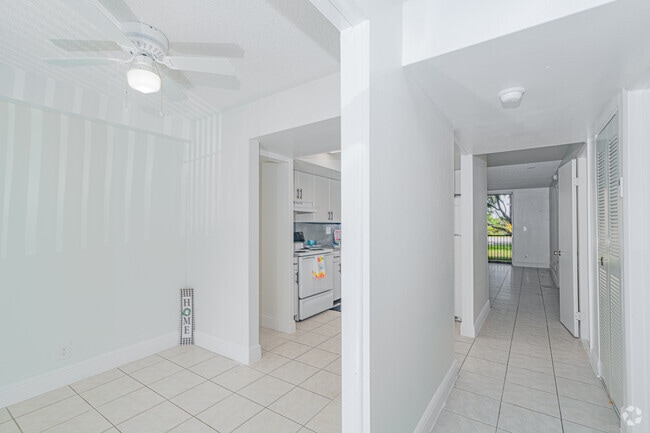 2BR, 2BA - 1,000SF