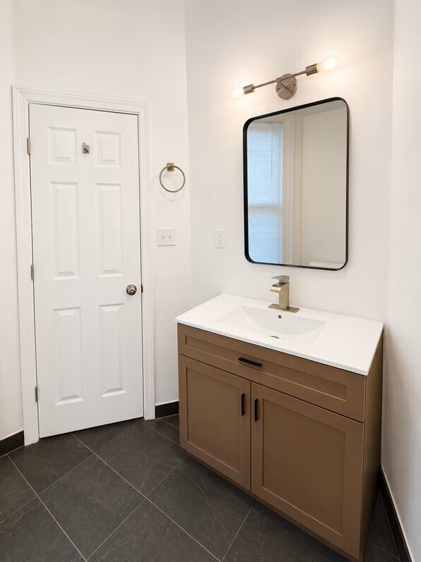 124 W College St Unit 4