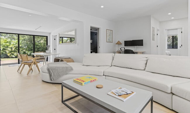 Building Photo - 281 NE 48th Terrace