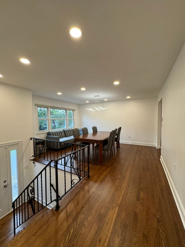 Building Photo - 201 Freehold St Unit Room 1