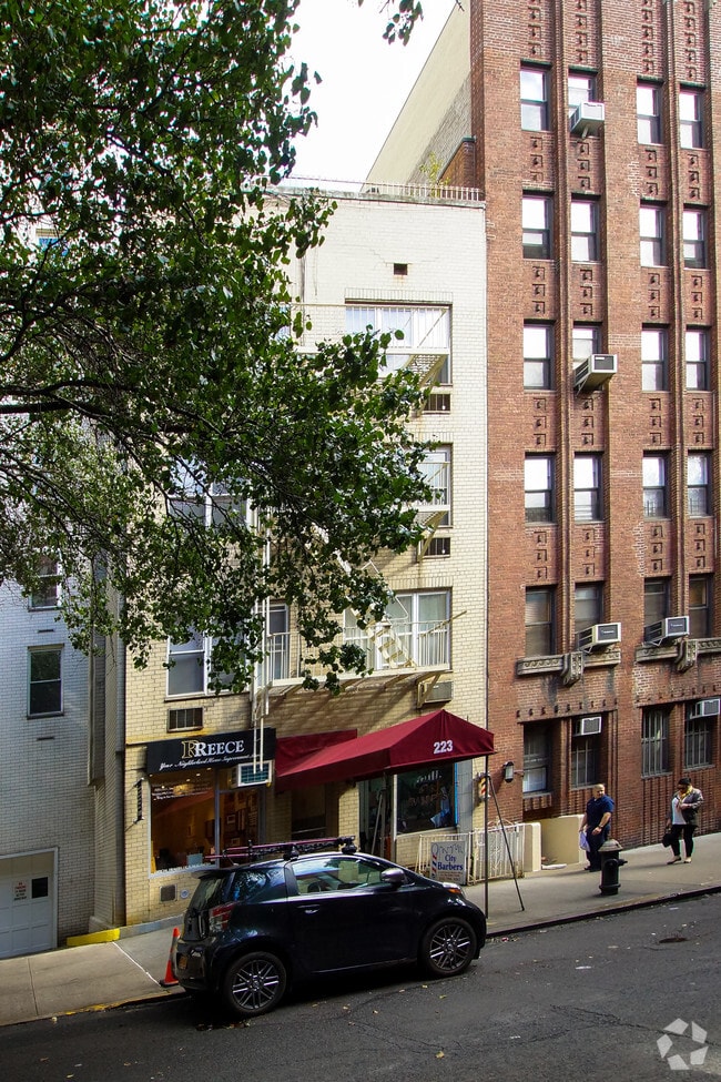 Photo - 332 E 74th St