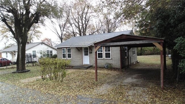 Building Photo - Available May 1st! 3-Bedroom, 2-Bathroom Home in downtown Springdale!