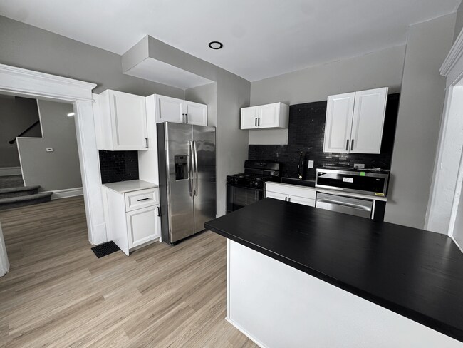 Photo - 328 Wyandotte Ave