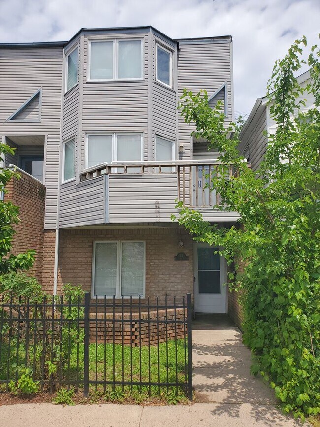 Photo - Fantastic off-campus location & spacious t...