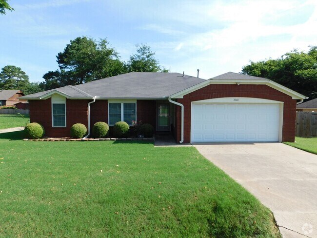 Building Photo - 3 Bedroom 2 Bathroom House