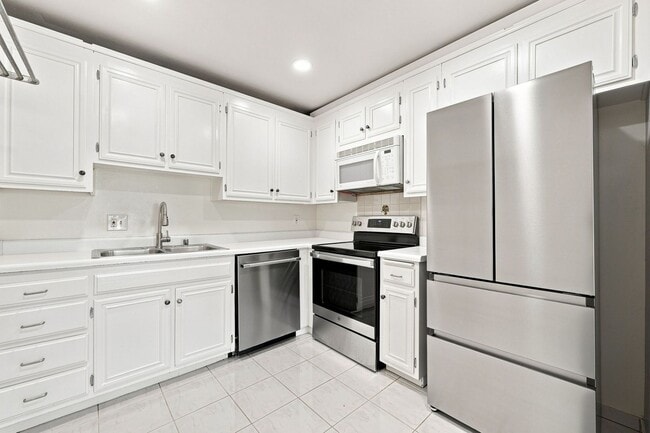 Photo - 300 Cagney Ln