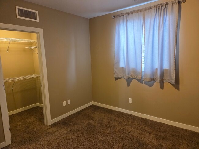 Photo - 189 Silkstone Rd W Unit 2