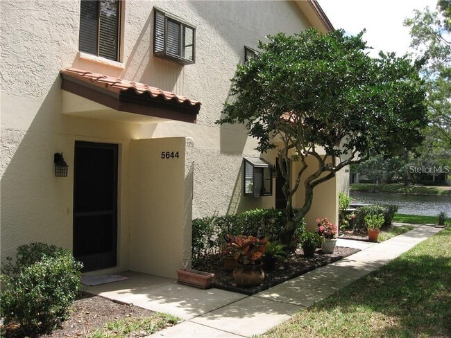 Building Photo - 5644 Gardens Dr Unit 102