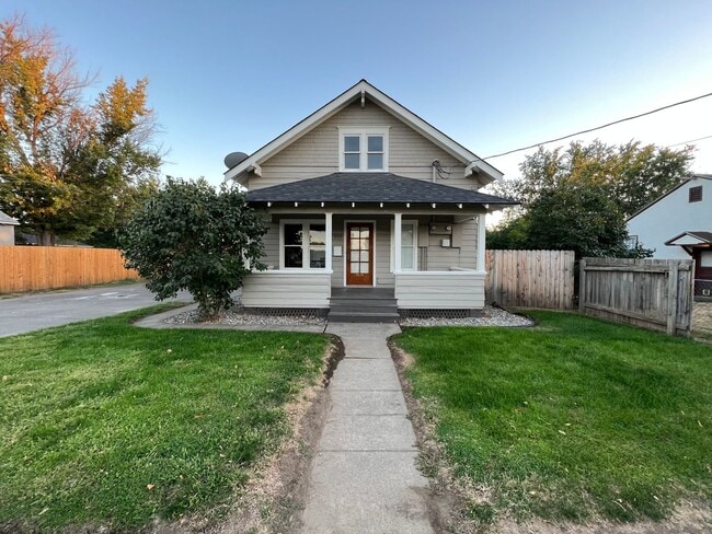 Building Photo - 310 SE 6th St Unit 310 6th Main