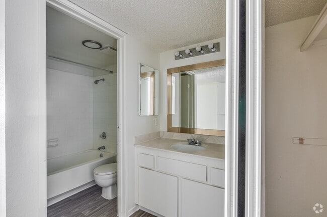 1 BR, 1 BA (Classic) - 734 SF - Villa Del Sol