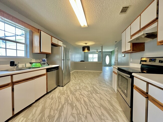 Photo - 1717 Largo Cir