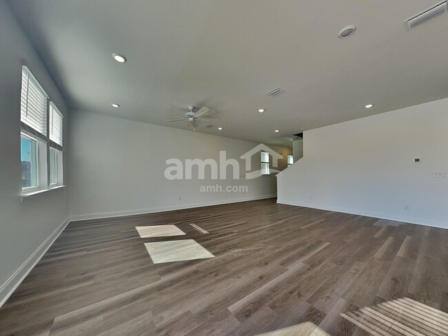 Photo - 5500 Front St