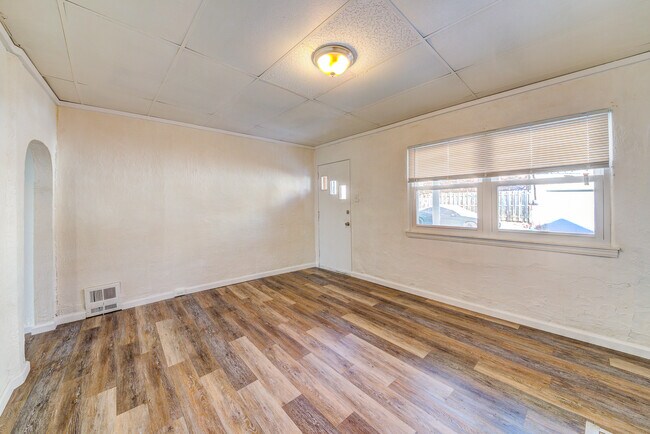 Photo - Available JUNE 2026 - Spacious 3 Bedroom Home w/ Central Mt Washington Location!