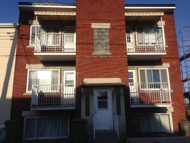 Building Photo - 794 Av 5E Unit x