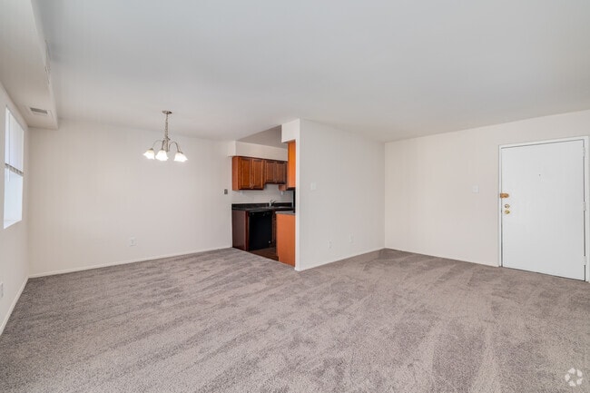 2BR, 2BA - 850SF - Living Room/Dining Room