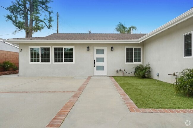 Building Photo - Stunning 3-Bedroom + Den Lease | Brand New... Rental