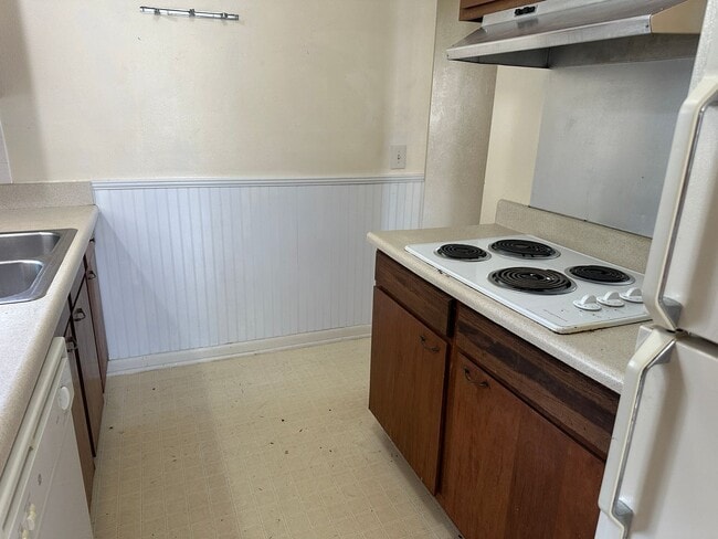 Photo - Convenient Leesburg Living – Walk to Leesburg High School!