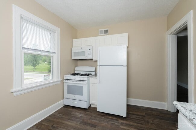 Photo - Bright 1-Bed in Clifton — Hardwood Floors, Off-Street Parking, Water Included Unidad 3 and 4