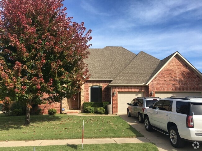 Building Photo - 5 bedroom 3 bath home in Fayetteville