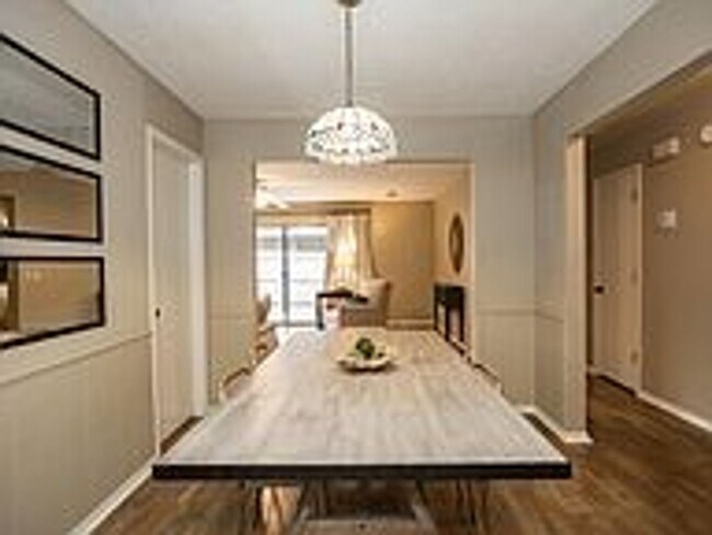 2432 E 55th Pl