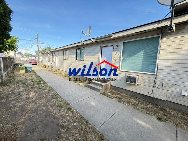 Building Photo - 406 N 8th St Unit 2
