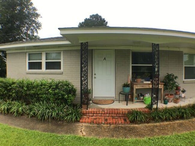 Building Photo - 1556 Kemper Ave Unit A