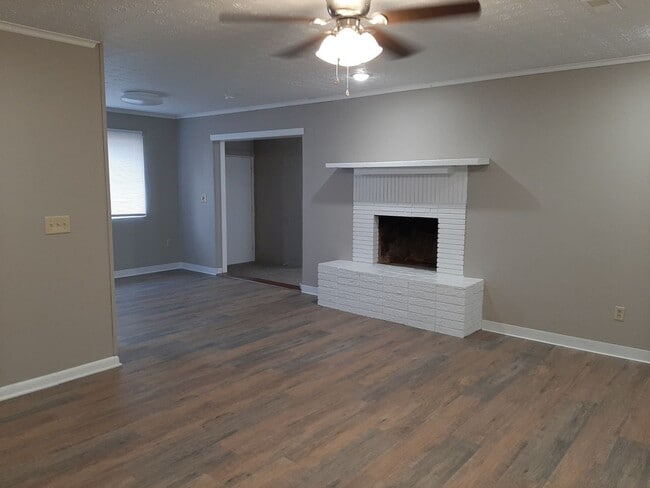 Photo - Totally Updated! New kitchen! 2 Living Areas! Kickapoo School District! $1,295