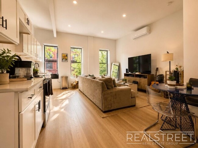 Building Photo - Top Floor 2 Bed in Renovated Brownstone with Washer/Dryer, Split AC & Tall Ceilings