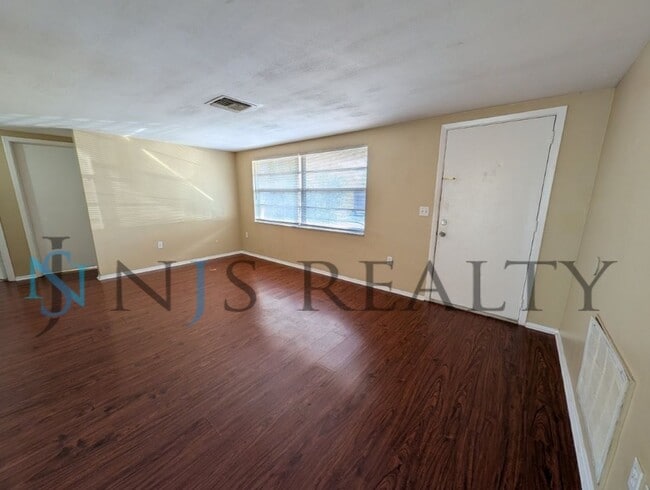 Photo - JUST REDUCED!!! Large 2/2/1 1060 sq ft home with INDOOR LAUNDRY, a full garage, updated kitchen ...