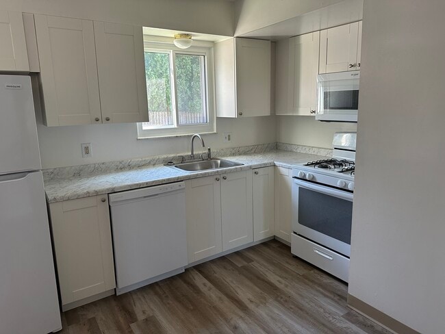 Photo - 670 Loomis Ave