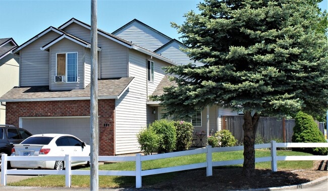 Building Photo - Large 3 Bedroom Home with Fenced Yard Available Now!