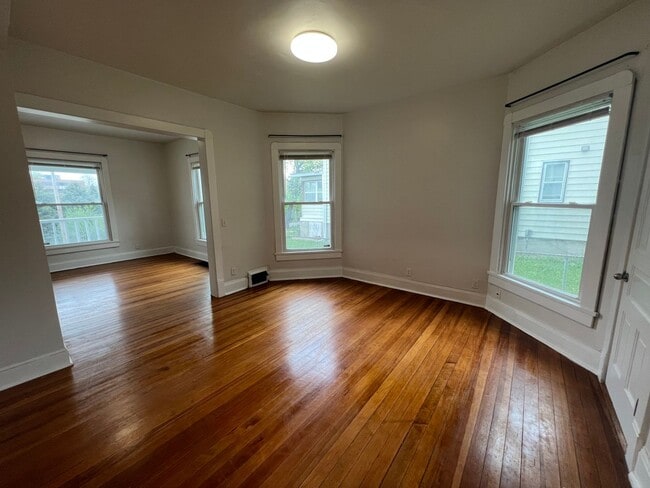 Photo - 3 BR House available in June