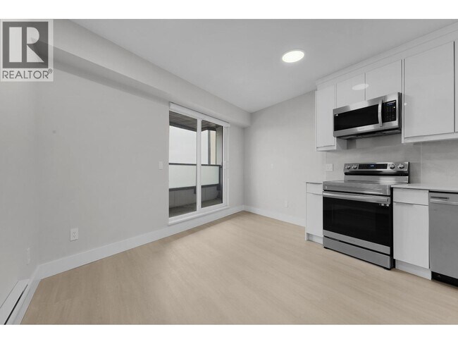 Photo - 3050 Kingsway Unit 406