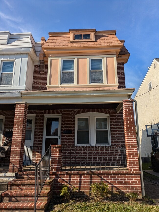Building Photo - 1914 Maple St Rental