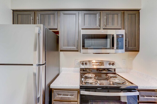 1BD 1BA - 670 SF - Americana Lakewood Apartments