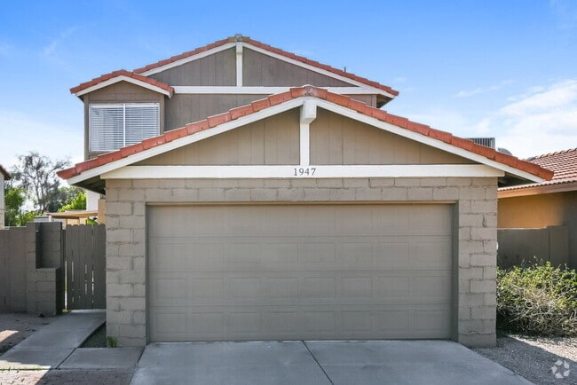 Building Photo - 1947 N Blackstone Dr Rental