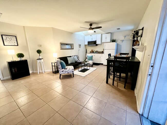 Building Photo - 29058 Ruus Rd Unit 1