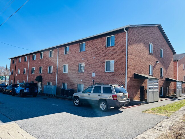 *Available Now - 4 and 3 Person Rates Avai... - *Available Now - 4 and 3 Person Rates Avai... Apartment Unit S